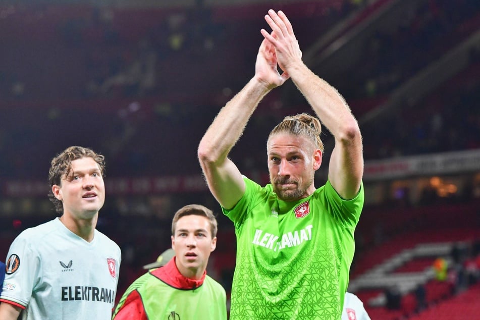 Lars Unnerstall (34, r.) wurde nach dem Remis von den mitgereisten Twente-Fans im Old Trafford gefeiert.