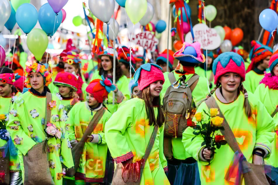 Traditionell nehmen auch Schüler und Lehrer gemeinsam an den "Schull- und Veedelszöch" in der Kölner Innenstadt teil.