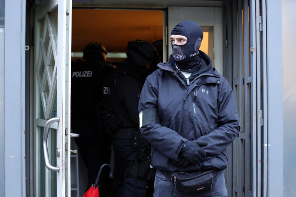 Bei der Razzia stellten Einsatzkräfte Beweismittel sicher. (Symbolbild)