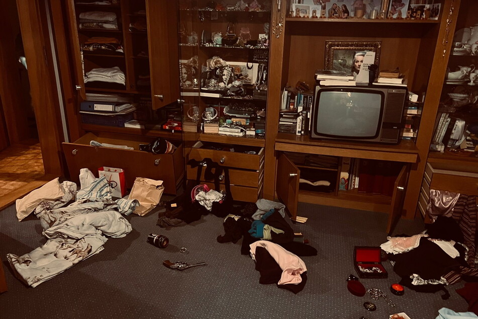 Bei der Suche nach wertvollen Gegenständen und Geld hinterließen die Diebe ein Chaos in Dorits Haus.