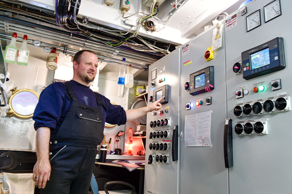 Für Maschinist Sebastian Thomas (34) ist die neue Schalttafel eine Erleichterung bei der Arbeit.