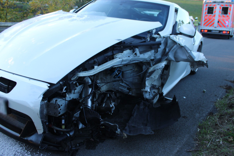 Das weiße Auto war nach dem Unfall an der linken Vorderseite massiv beschädigt worden.