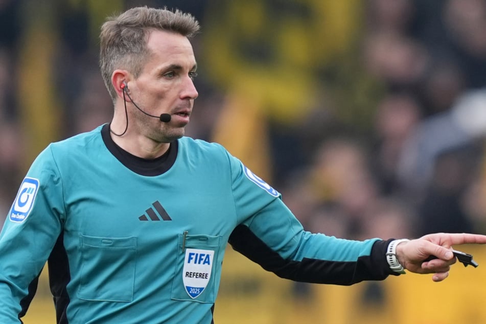 Referee Tobias Stieler wird das Traditionsduell zwischen dem FC Bayern und dem HSV leiten.