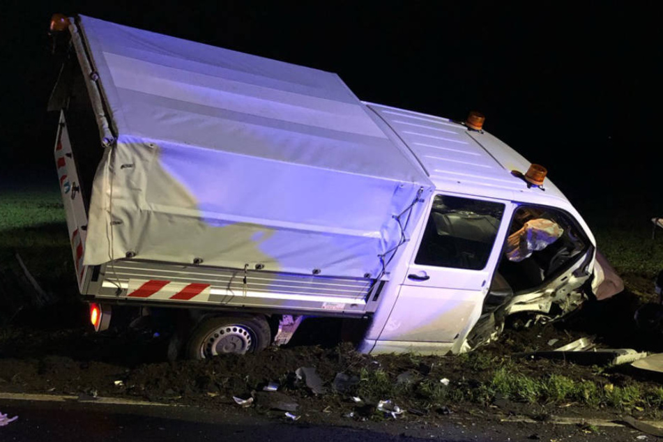 Schwerer Crash: Beifahrer aus Transporter geschleudert und lebensgefährlich verletzt