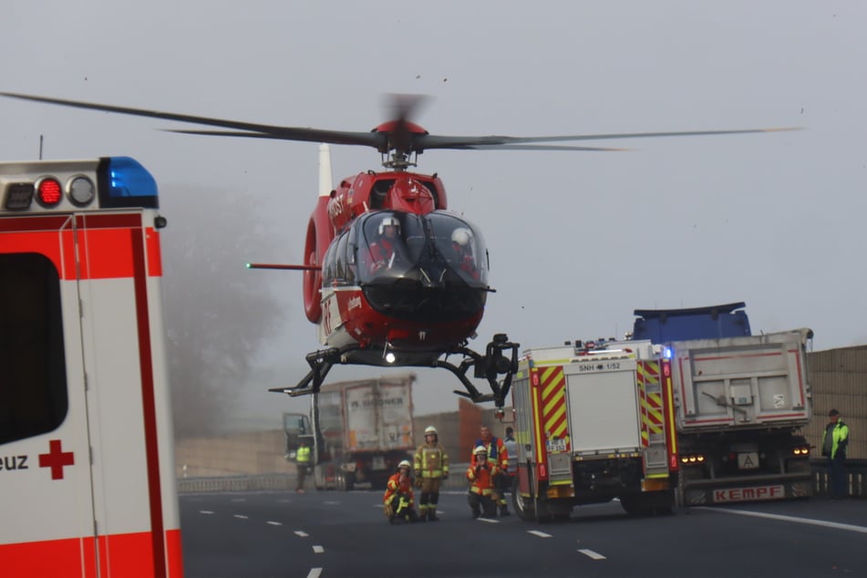 Der Rettungshubschrauber landete auf der Autobahn.