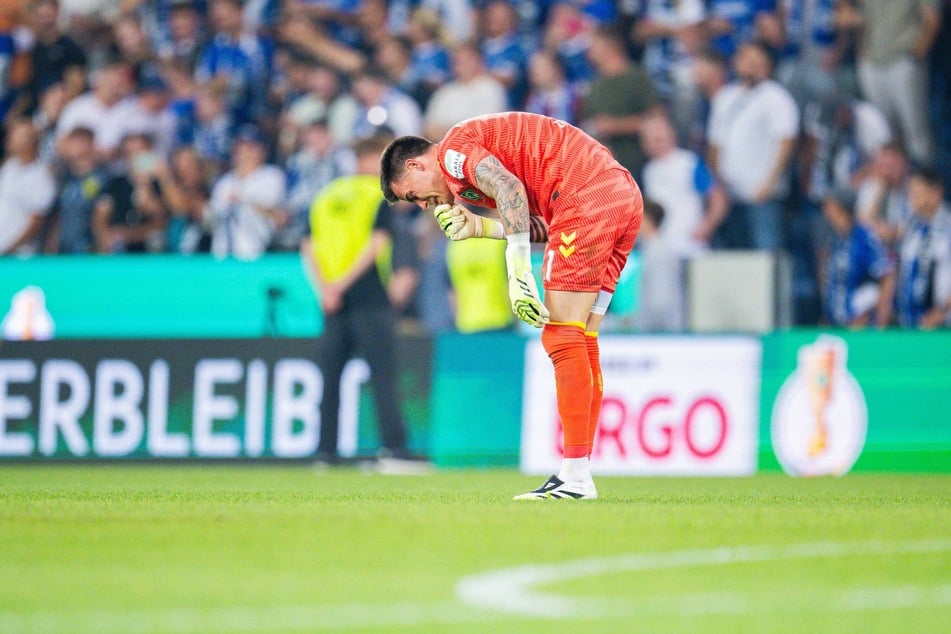Michael Zetterer (30) weinte nach seinem vermeintlich letzten Spiel für Werder Bremen bittere Tränen nach dem Pokalaus in Bielefeld.