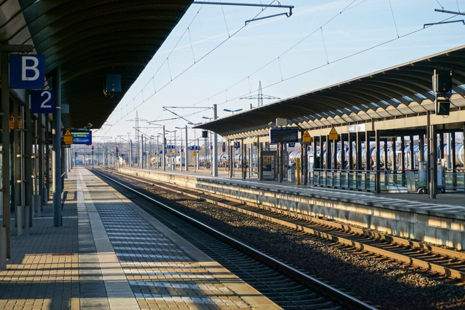 Am Bahnhof in Bitterfeld halten stündlich mehrere Intercity- und Regionalzüge.
