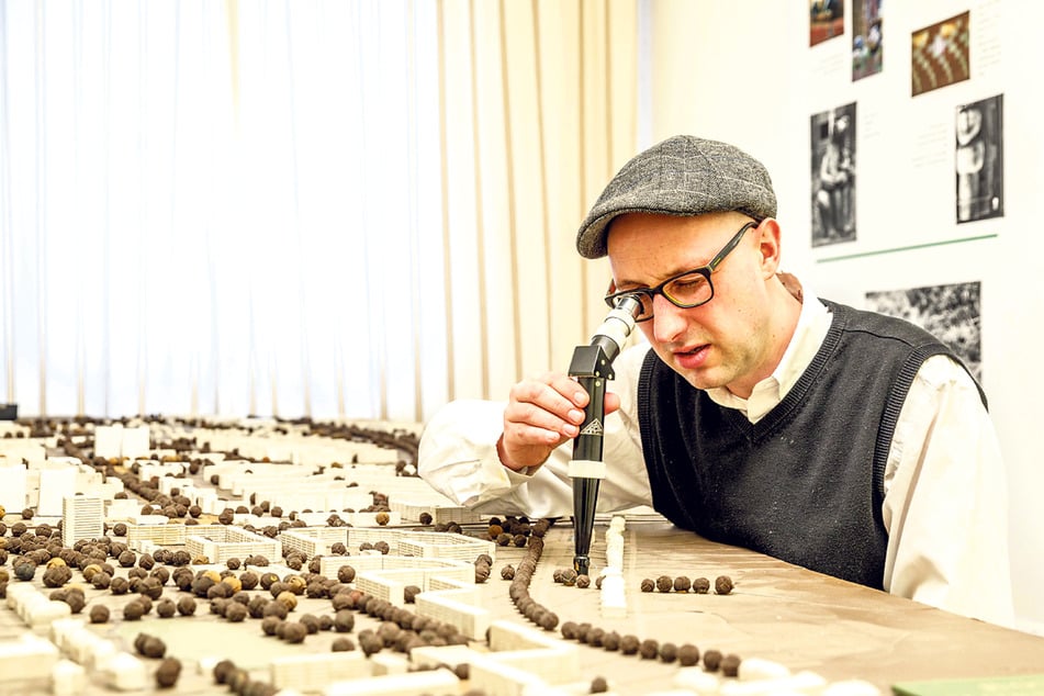 Im Modell von Gorbitz-Chronist Mathias Körner (43) sind die geplanten, aber nie gebauten Hochhäuser zu sehen.