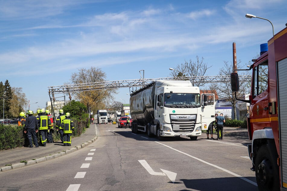 Am Mittwochmittag krachte ein Lastwagen samt Gespann in eine Starkstrom-Kabelbrücke auf der Birkenhainer Straße im hessischen Hanau.