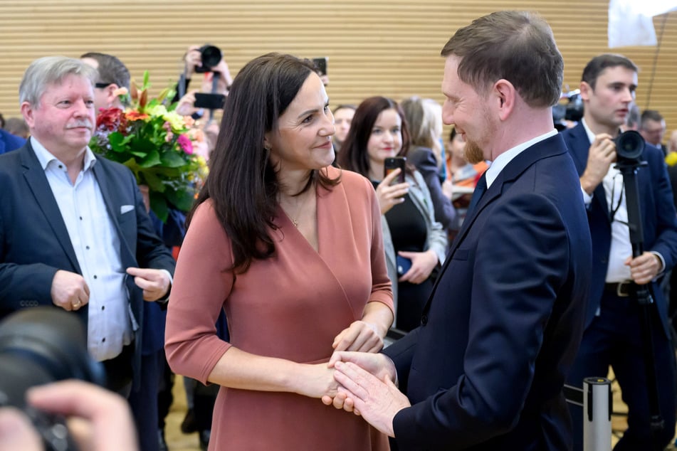 Am 18. Dezember 2024 wählte der Landtag Michael Kretschmer (50, CDU) im zweiten Wahlgang erneut zum Ministerpräsidenten. Ehefrau Annett Hofmann gratulierte ihm.