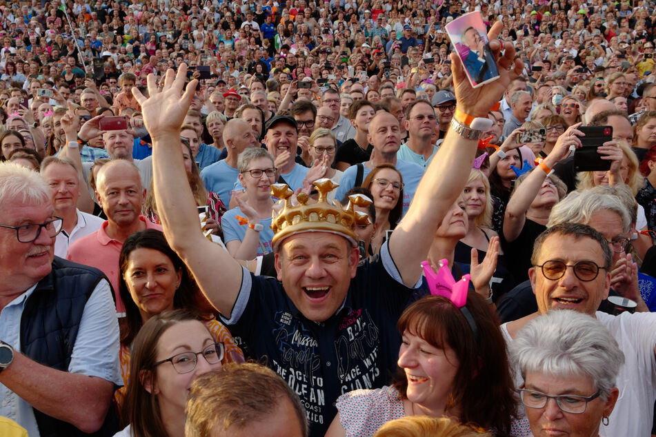 Für den Kaiser natürlich mit Krone - Fans wie dieser feierten ihren Schlagerstar am Elbufer.