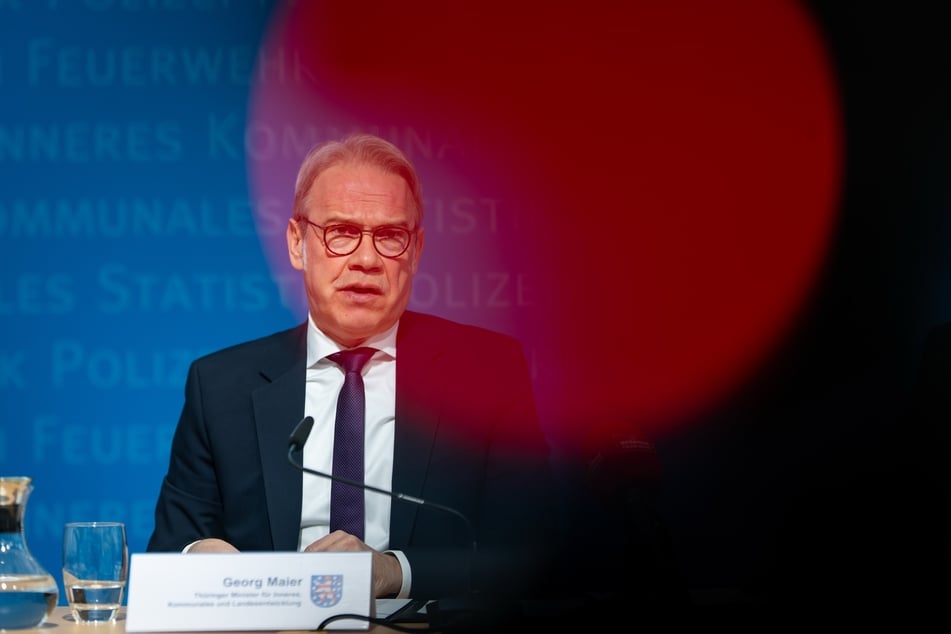 Thüringens Innenminister Georg Maier (58, SPD) fordert die Einleitung eines Verbotsverfahrens gegen die AfD.