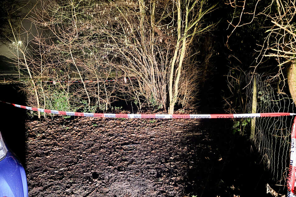 Die Polizei sperrte den Fundort in Dormagen-Hackenbroich noch am Mittwochabend ab.