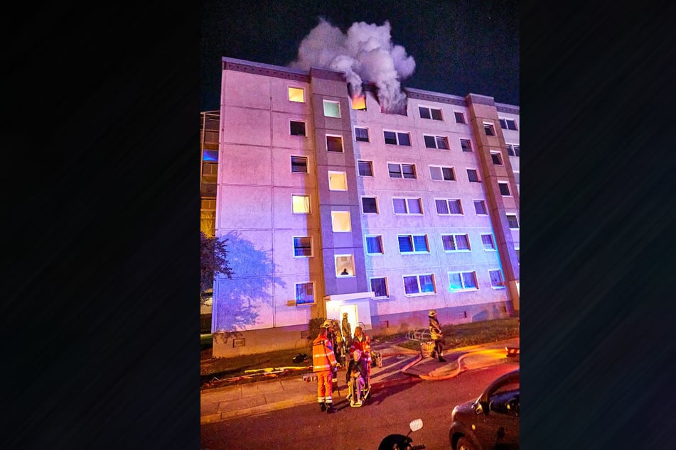 Die betroffene Wohnung in dem Mietshaus stand komplett in Flammen.