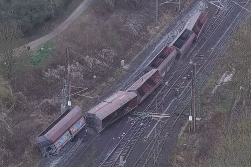 Es wurden mehrere hundert Meter Bahnschwellen komplett zerstört, Schienenkörper verbogen und Signalmasten zerstört.