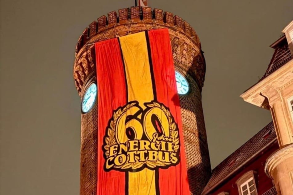 Die Flagge am Spremberger Turm ist gehisst, Energie Cottbus wird heute 60 Jahre alt.
