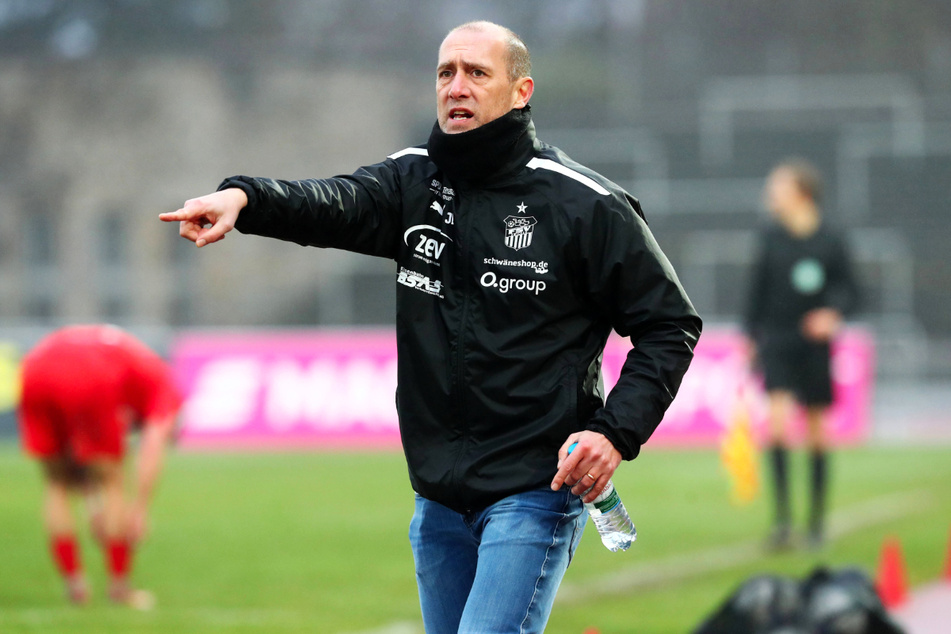 Vor der Auswärtspartie beim SV Meppen hat Zwickau Coach Joe Enochs große Personalsorgen. Nur 14 Spieler befanden sich zuletzt im Training.