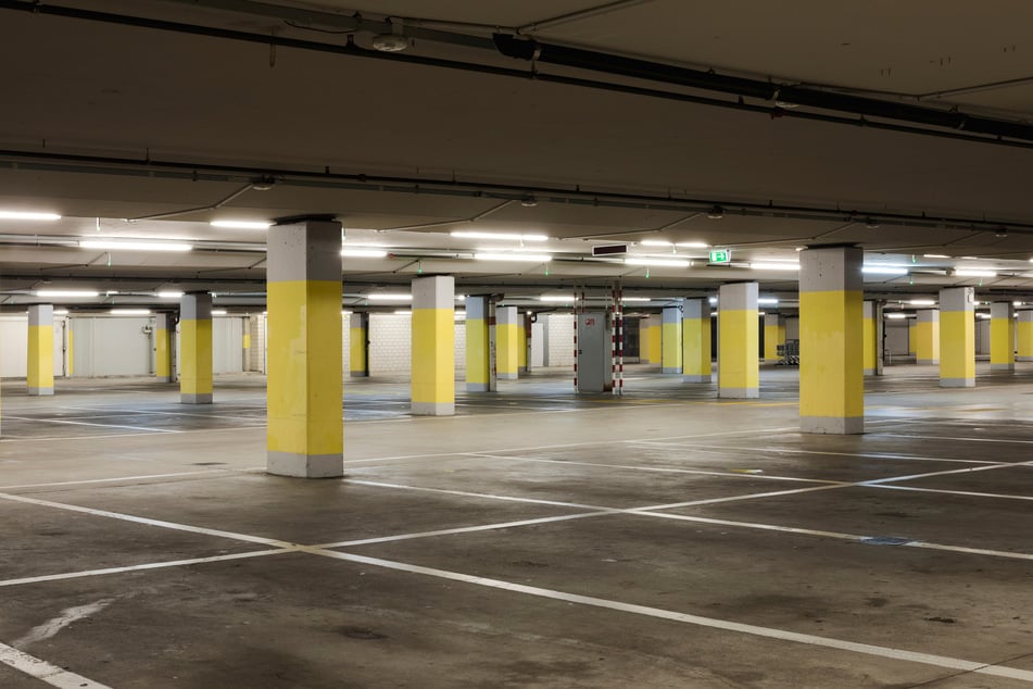 Durch die Mehrfachnutzung von Parkflächen könnte sich in der Theorie der Kampf um Parkplätze in deutschen Städten ganz einfach lösen lassen. (Symbolbild)