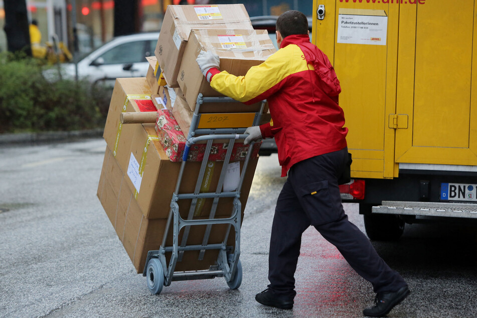 In Langenfeld hat ein Paketbote einen mutmaßlichen Smartphone-Betrüger gestellt (Symbolbild).