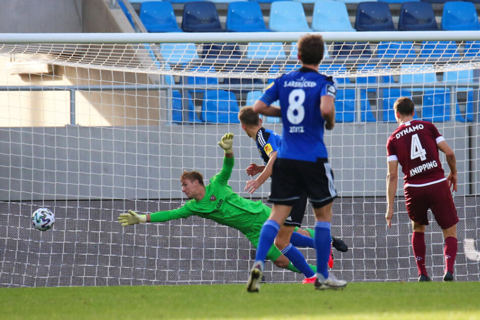 Dynamo-Keeper Kevin Broll (l.) streckte sich nach dem Kopfball von Nicklas Shipnoski (2.v.l) vergeblich.