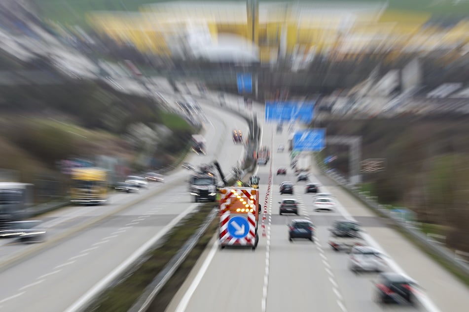 Verwirrte Seniorin läuft über die A4 und stürzt mehrfach