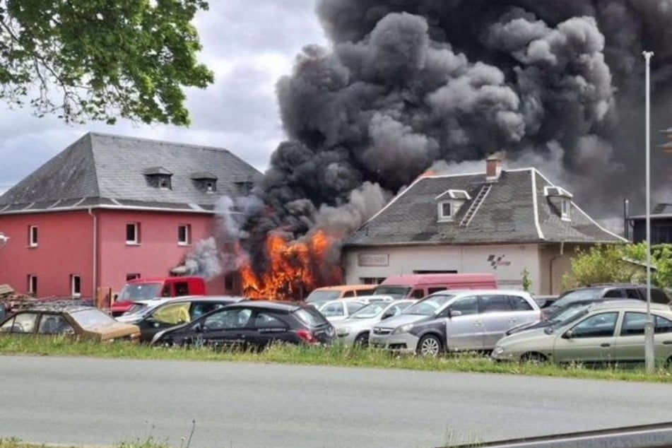 Bei dem verheerenden Brand ging zunächst die Werkstatt in Flammen auf, anschließend das Wohnhaus.