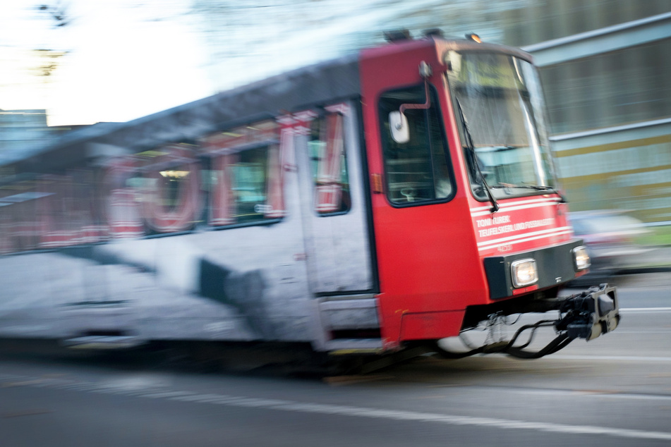 Ein 68-Jähriger ist am Dienstagmorgen in Düsseldorf von einer Straßenbahn erfasst worden und überstand den Unfall unverletzt (Archivbild).