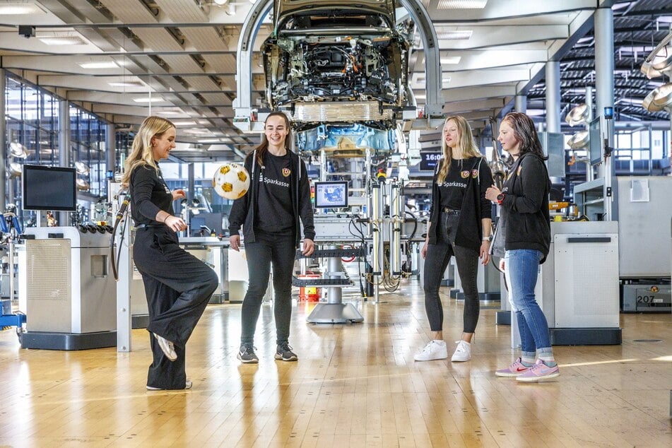 Jo Anne Klinger (24, v.l.), Jennifer Uhlmann (25), Aline Bartlick (23), Annemarie Hörr (30) von Dynamos Frauenteam nutzten die Zeit, um ein wenig zu zocken.