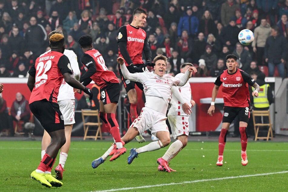 Der Moment der Erlösung für alle Fans von Bayer 04 Leverkusen: Patrik Schick köpft die Werkself in die Verlängerung.