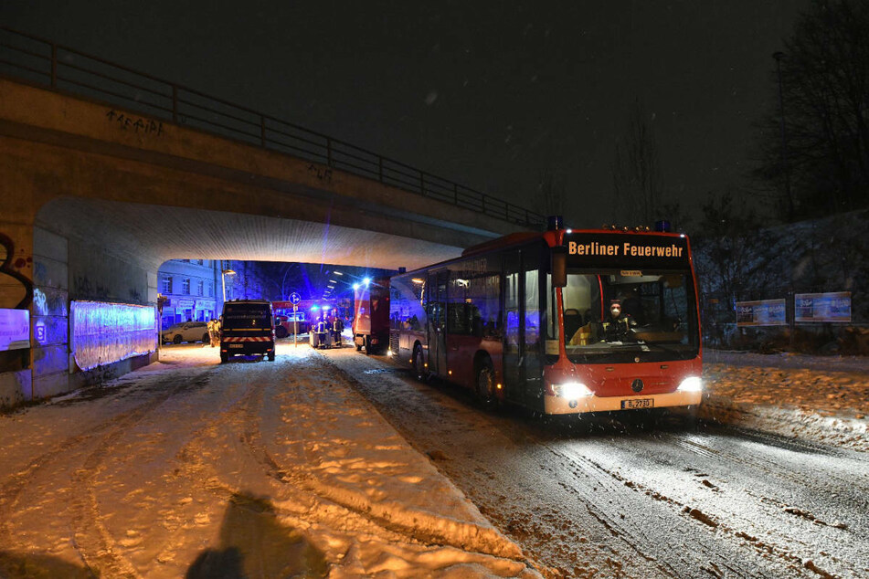 Die zeitweise evakuierten Bewohner kamen in einem Wärmebus der Berliner Feuerwehr unter.