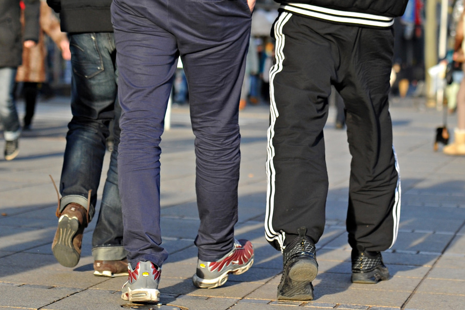 Die jungen Täter wurden auf etwa 16 bis 20 Jahre geschätzt und sollen überwiegend Jogginghosen getragen haben. (Symbolbild)