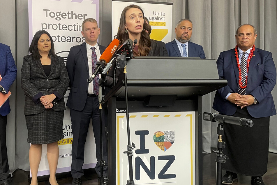Neuseeland, Wellington: Jacinda Ardern, Premierministerin von Neuseeland, hält eine Rede. Ardern kündigte Pläne an, die neuseeländischen Grenzen für internationale Reisende ab Anfang nächsten Jahres vorsichtig wieder zu öffnen.