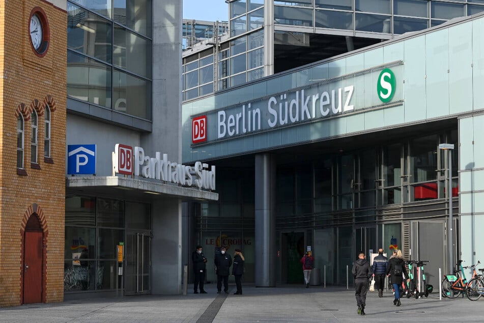 Die Brüder sollen die Leiche ihrer Schwester per Taxi zum Bahnhof Südkreuz geschafft haben, um dort einen ICE nach Bayern zu besteigen. (Archivfoto)