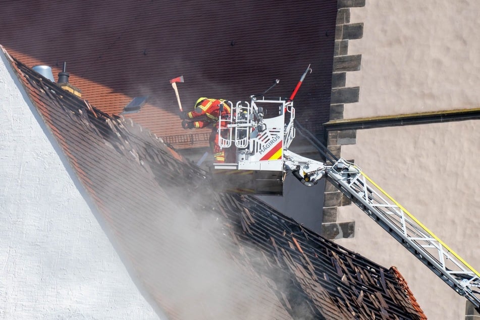 Mit zwei Drehleitern versuchten die Einsatzkräfte den Brand im Dachstuhl des Hauses unter Kontrolle zu bringen.