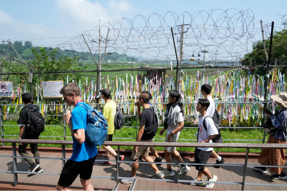 Touristen besichtigen die entmilitarisierte Demarkationslinie zwischen Süd- und Nordkorea. Ein Abschnitt ist nicht durch Zäune gesichert.