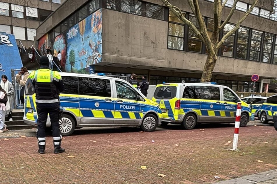Die Polizei war mit einem Großaufgebot vor Ort und durchsuchte das Schulgebäude.