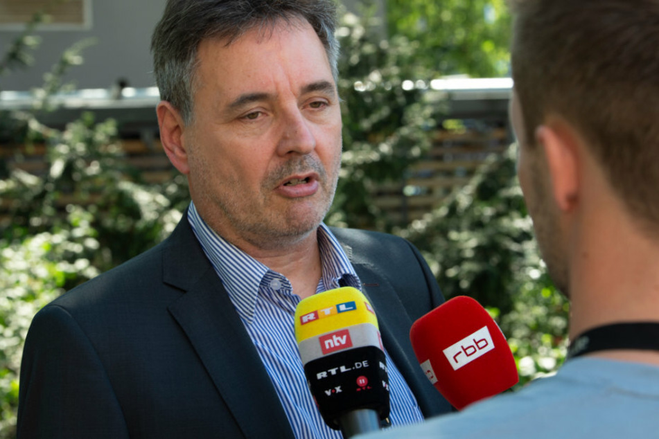 Oberstaatsanwaltschaft Ralph Knispel beantwortet Fragen von Medienvertreter.