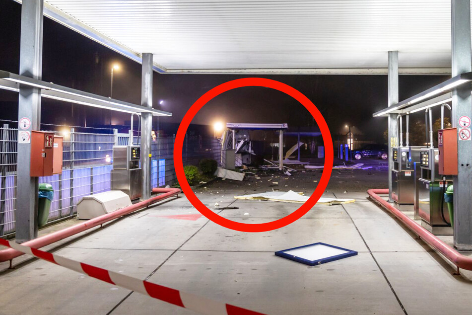 Wie dieses Bild zeigt, steht der zerstörte Geldautomat dicht bei einer Tankstelle. Doch die Zapfsäulen wurden offenbar nicht schwer beschädigt.