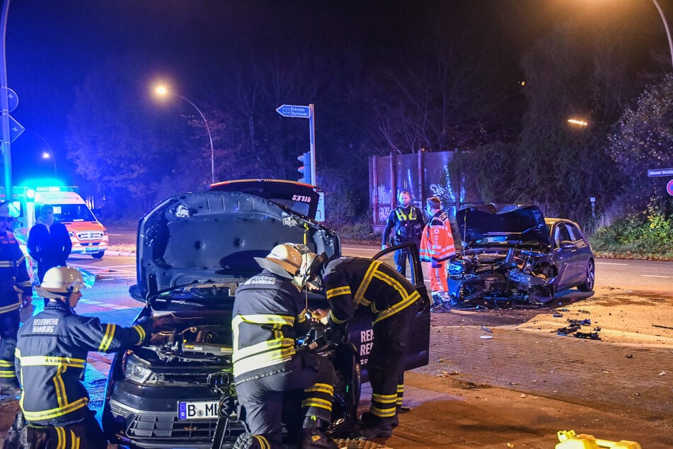 Beide Autos wurden bei dem Unfall schwer beschädigt.