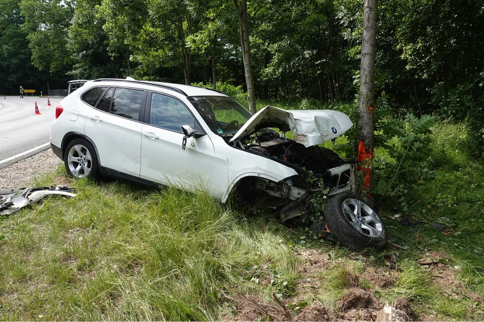 An Ortseingang Herzogswalde schleuderte der BMW gegen einen Baum.