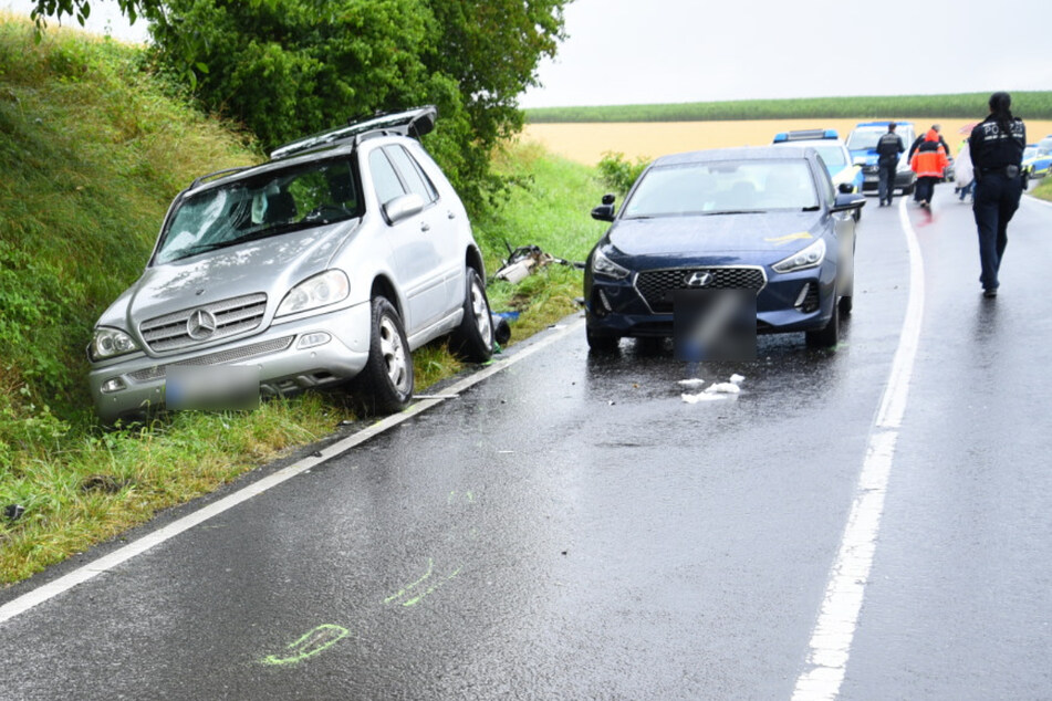 Diese M-Klasse schleuderte in das entgegenkommende Motorrad.