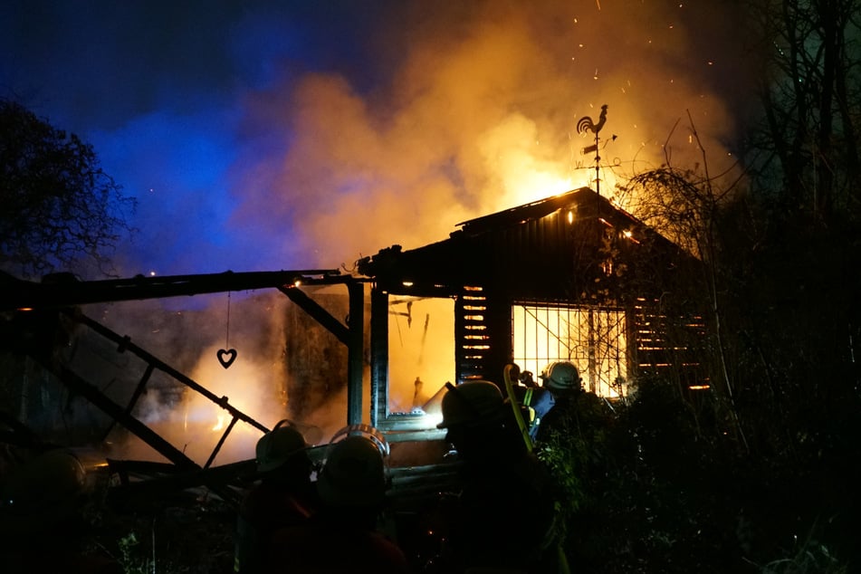 In Hamburg hat am Montagabend eine Gartenlaube lichterloh gebrannt. Die Feuerwehr löschte den Brand, die Polizei ermittelt zur Ursache.