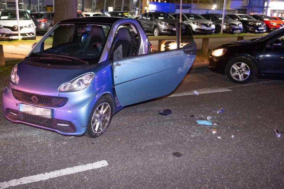 Der Smart steht wieder aufgerichtet und beschädigt auf der Behringstraße.