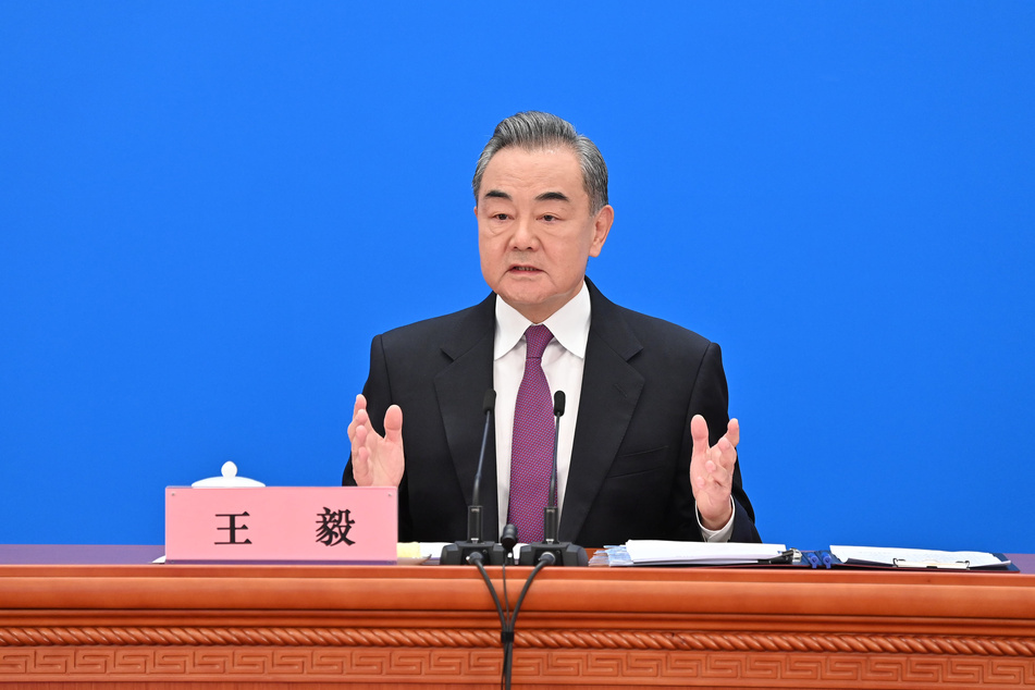 Chinas Außenminister Wang Yi will sich zwar für Frieden einsetzen, verurteilt die russische Invasion in die Ukraine allerdings nicht ausdrücklich.