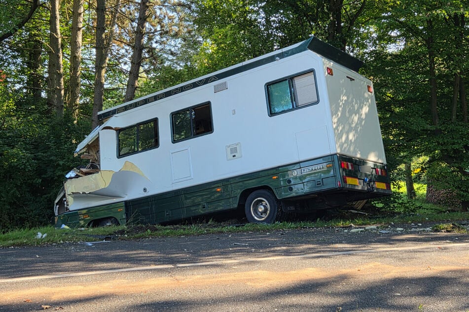 Das Wohnmobil kam im Straßengraben zum Stehen.