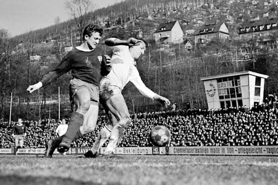 16. März 1968: Zwickaus Alois Glaubitz (r.) blockte den Ball gegen Aues Konrad Schaller. Es war eins von seinen 429 Oberligaspielen für Zwickau.