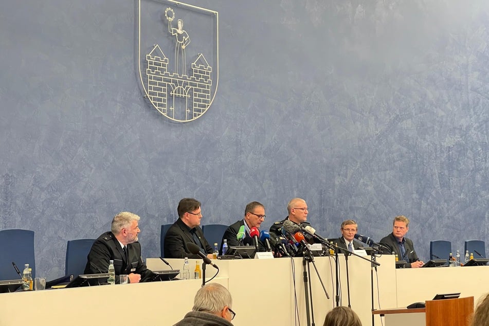 Seit 16 Uhr läuft die Pressekonferenz.