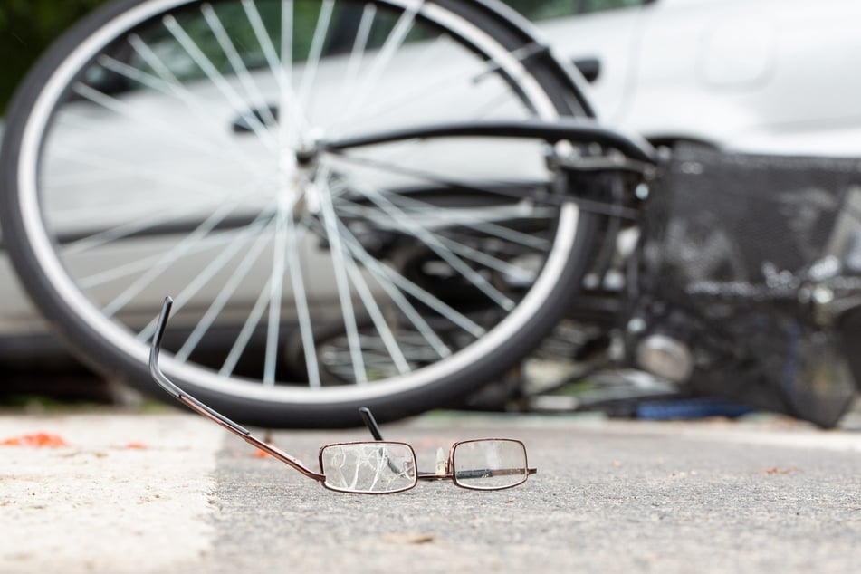 Der Mann, der keinen Fahrradhelm trug, musste mit schweren Verletzungen in eine Klinik gebracht werden. (Symbolbild)