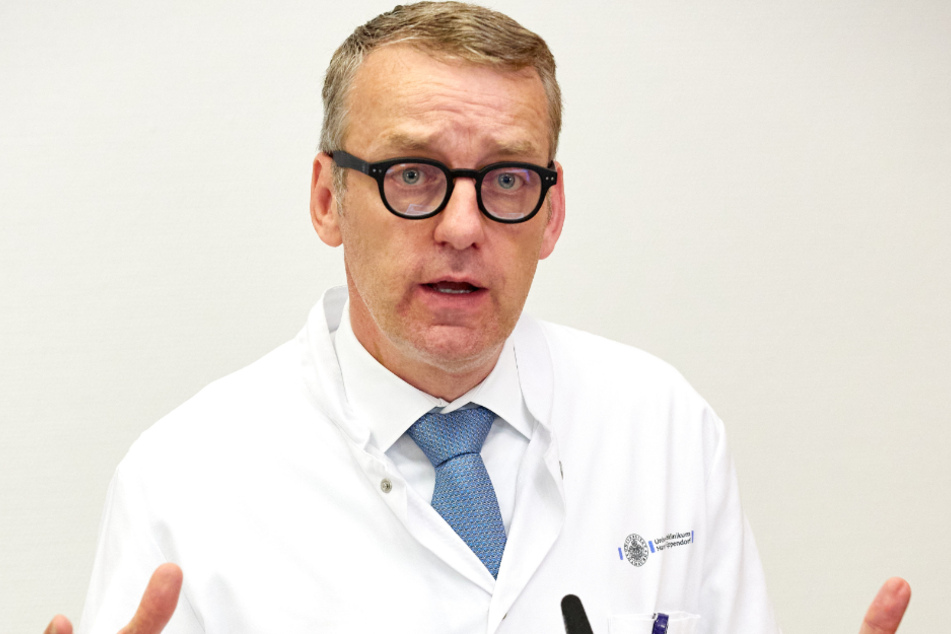 Stefan Kluge, Leiter der Intensivmedizin am UKE, spricht auf einer Pressekonferenz.