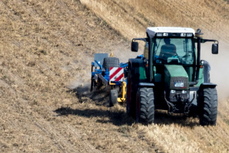 Traktorfahrer überrollt Mädchen, dann setzt er die Mäharbeit fort